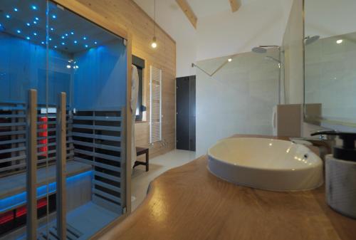 baño con bañera blanca y encimera de madera en House Momentum, en Lovinac