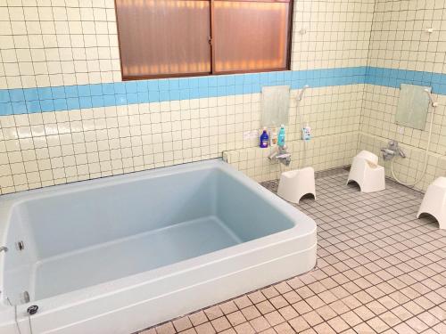 un bagno con vasca e 2 servizi igienici di Fuyosankyoenka - Vacation STAY 98171v a Fujikawaguchiko