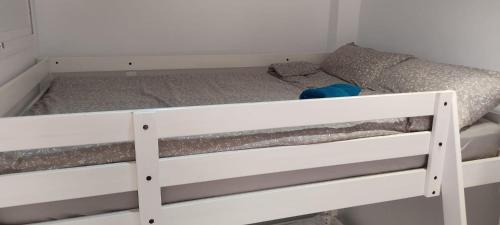 エル・プエルト・デ・サンタマリアにあるLoft El pez blancoの白い二段ベッドが備わる客室です。