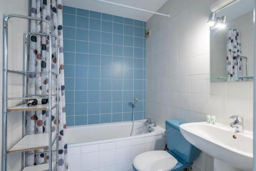 Baño azul con aseo y lavamanos en Le Batelier - Golden Tree - Centre historique - WIFI en Estrasburgo