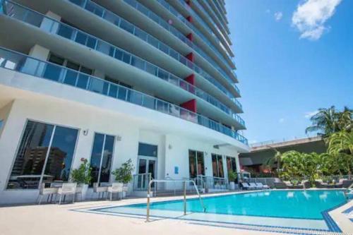 un hotel con piscina frente a un edificio en Amplio Studio en hotel Beachwalk Resort Miami, en Hallandale Beach