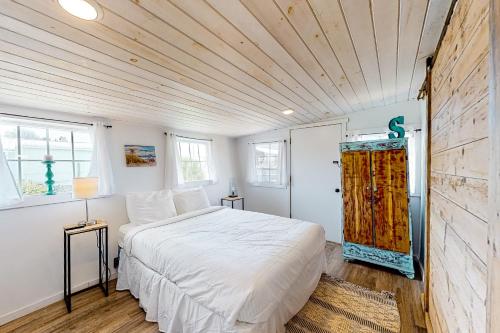A bed or beds in a room at 3rd Street Beach Retreat