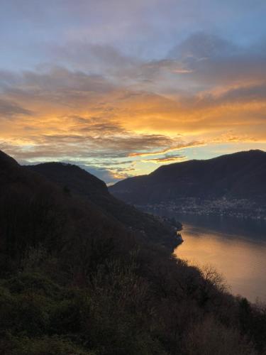 a view of a body of water at sunset at B&B Villa le Ortensie in Faggeto Lario 