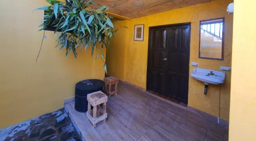 ein Badezimmer mit einem Waschbecken, einem WC und einem Waschbecken in der Unterkunft El Rincón de las orquideas in Concepción de Ataco