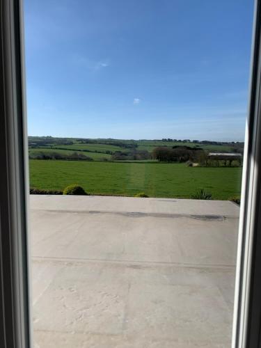 a view of a field from a window at Chambre d’hôtes coconing in Brélès