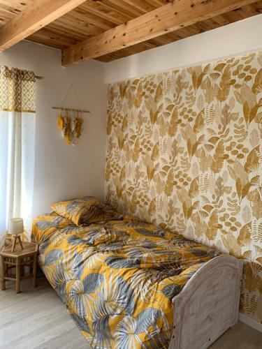 una camera con un letto in una stanza con un muro di Chambre d’hôtes coconing a Brélès