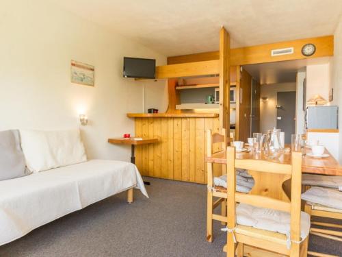 - une chambre avec un lit et une table dans l'établissement Studio cabine 5 pers · Ski aux pieds · Balcon · Plein centre - FR-1-346-425, à Arc 1800