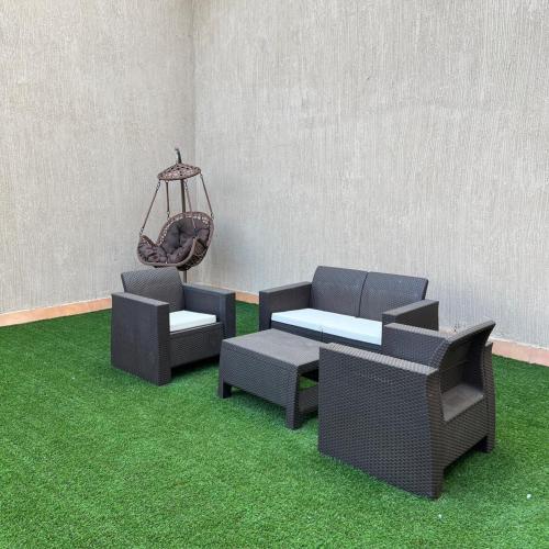a room with three chairs and a swing at سيتي قولد للشقق الفندقيه in Taif