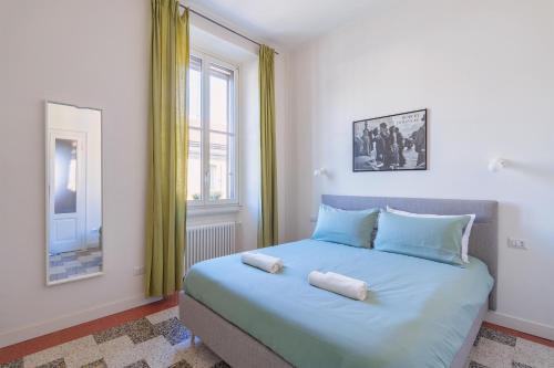 a bedroom with a bed with two towels on it at [Duomo/Navigli] Casa Elegante in zona Tortona in Milan