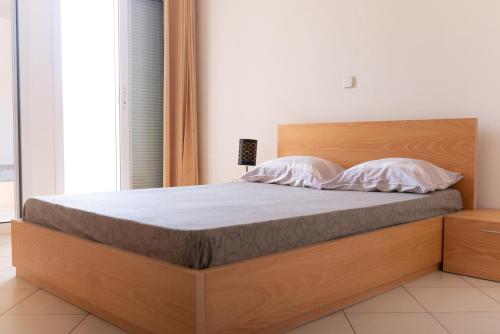Postel nebo postele na pokoji v ubytování 2 bdr cozy beachside apartment, Copacabana - LCGR