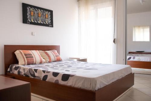 um quarto com uma cama num quarto em 2 bdr cozy beachside apartment, Copacabana - LCGR em Mindelo