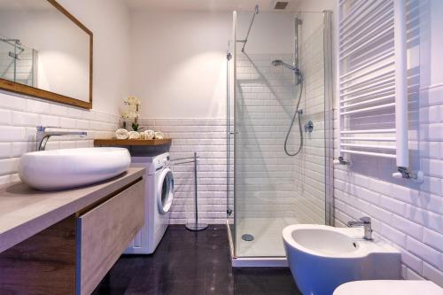 a bathroom with a sink and a toilet and a shower at [Duomo/Navigli] Casa Elegante in zona Tortona in Milan