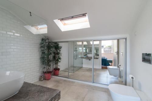 ein Badezimmer mit zwei Waschbecken und einer Duschkabine aus Glas in der Unterkunft Caparica Dream Vila in Costa da Caparica