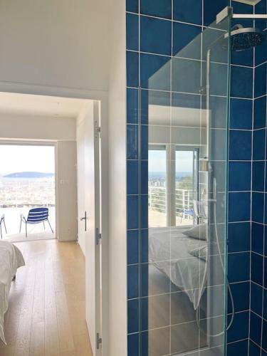 - une chambre avec un mur carrelé bleu à côté d'un lit dans l'établissement Villa la Colombe, à Toulon
