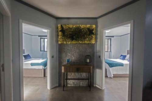 um quarto com duas camas e um quadro na parede em Os Ninhos dos Avôs em Ponta Delgada