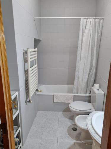 La salle de bains blanche est pourvue de toilettes et d'un lavabo. dans l'établissement My Lisbon Story, à Lisbonne