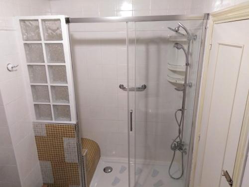 y baño con ducha y puerta de cristal. en PAUPET, en Almería