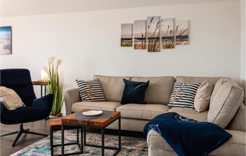 una sala de estar con un sofá y una mesa en Cozy Apartment In Büsum With Sauna, en Büsum