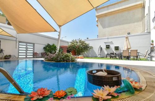 A piscina localizada em Luxury Private Pool Villa for families only ou nos arredores