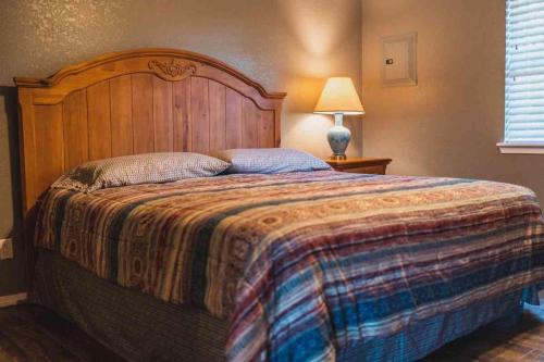 um quarto com uma cama grande e uma cabeceira em madeira em Lakeview Room 2 Queens - 20 em Mead