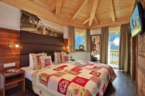 a bedroom with a large bed in a room with wooden ceilings at Alpen Diamond Penthouse & Apartment in Sölden