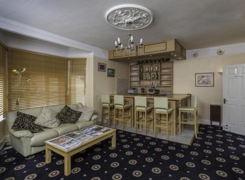 een woonkamer met een bank en een tafel bij Lyme Bay House in Dawlish