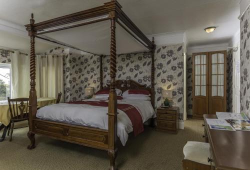 ドーリッシュにあるLyme Bay Houseのベッドルーム1室(天蓋付きベッド1台付)