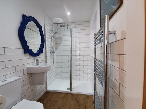 uma casa de banho com um chuveiro, um WC e um lavatório. em CYNEFIN- 3 Bed, 2 Bath-1 x En-Suite, DETCAHED BUNGLAOW- PET FRIENDLY em Trearddur