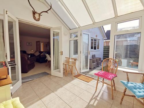 a living room with chairs and a couch at CYNEFIN- 3 Bed, 2 Bath-1 x En-Suite, DETCAHED BUNGLAOW- PET FRIENDLY in Trearddur