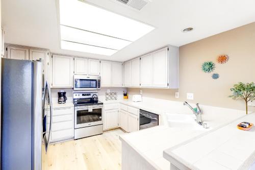 uma cozinha com armários brancos e uma clarabóia em Laurel Valley Lounger Permit# 068,408 em La Quinta