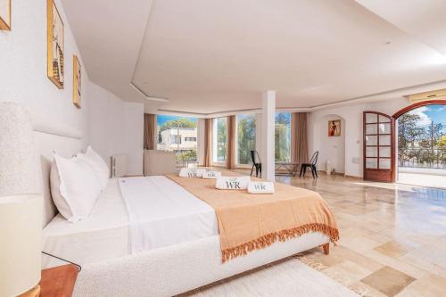 a large white bedroom with a large bed in a room at villa des jasmins in Tunis