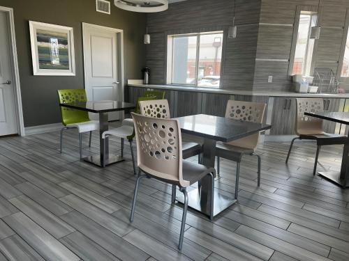 a dining room with tables and chairs and a kitchen at Hotel Blue Spring in Spring
