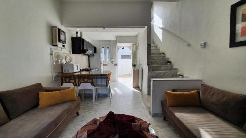 Hammamet Sud的住宿－Très beau studio avec piscine，客厅配有沙发和桌子
