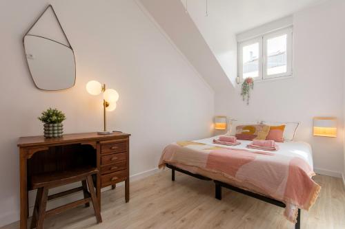 リスボンにあるNew Bright and Cozy Apartment in Graçaのベッドルーム1室(ベッド1台、ドレッサー、鏡付)