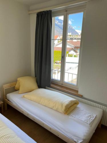 Posto letto in camera con finestra di APARTAMENT ROSY a Interlaken