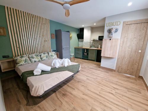 ein Schlafzimmer mit einem Bett mit Handtüchern darauf in der Unterkunft BALI Ubud in Cómpeta