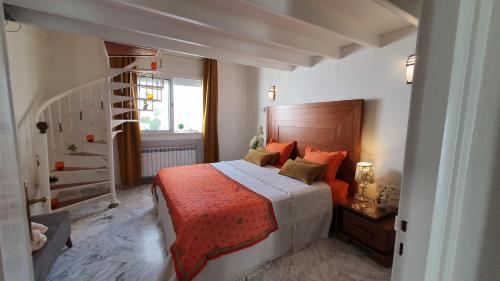 Un pequeño dormitorio con una cama y una escalera en TOP DESTINATION-HAMMAMET-COZY, en Hammamet