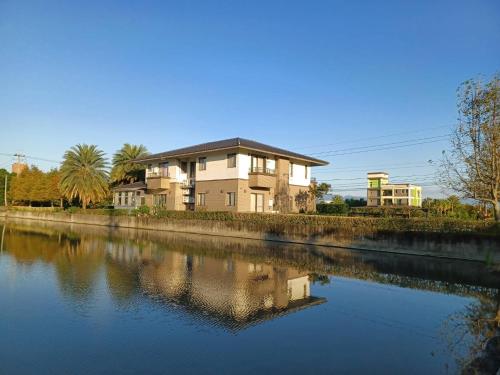 una casa a orillas de un río en Shui Lian Tian Villa, en Wujie