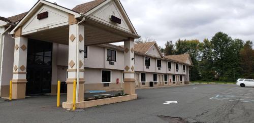 a building with a parking lot in front of it at Motel 6 East Windsor, NJ Hightstown in East Windsor