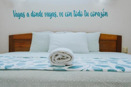 a bed with a sign that reads leaves a double waves he can take in conserv at Casa Chetumal Hotel in Chetumal