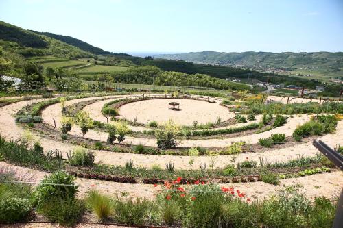 a large garden with flowers and plants in it at Villa Balis Crema Verona Hills in Grezzana
