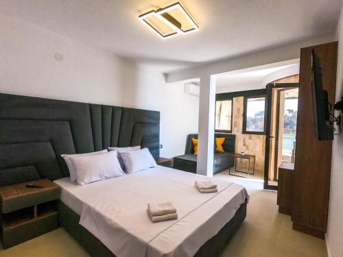 ein Schlafzimmer mit einem großen Bett mit zwei Handtüchern darauf in der Unterkunft Sand Apartments in Ulcinj