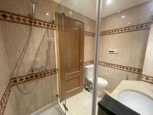 W łazience znajduje się prysznic, umywalka i toaleta. w obiekcie ASF Brasil w Lizbonie