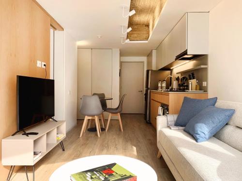 uma sala de estar com um sofá e uma mesa em Grandioso apartamento, ubicación increíble centro int em Bogotá