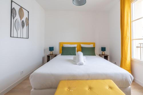 セリにある*Disneyland-Paris* 8 pers, Wifi, Netflix, Parkingの大きな白いベッドと窓のある寝室