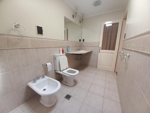 a bathroom with a toilet and a sink at Departamento Residencial in San Fernando del Valle de Catamarca