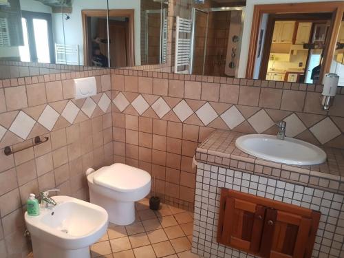 łazienka z toaletą i umywalką w obiekcie Bomboniera vista mare Bogliasco w mieście Bogliasco