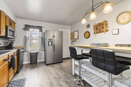 Η κουζίνα ή μικρή κουζίνα στο Great Location! Cozy Home with Huge Backyard