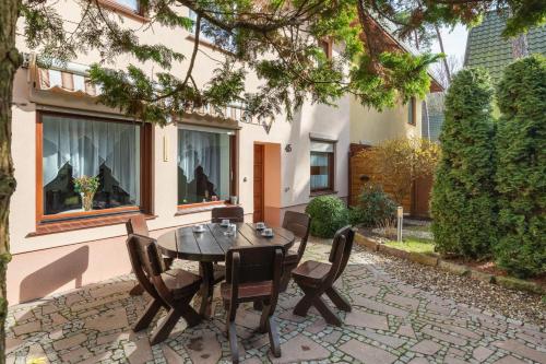 Holiday House "Słoneczna" with Garden by Noclegi Renters