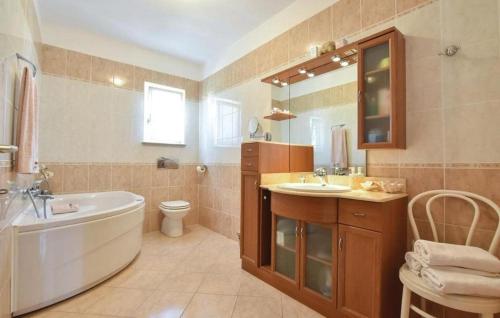 Ένα μπάνιο στο Family-friendly apartments with swimming pool Supetar, Brac - 16774